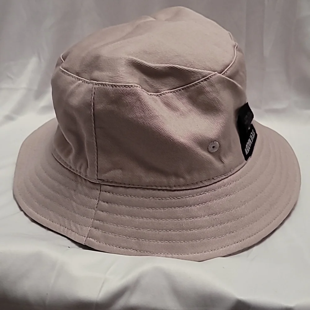 Steve Madden Logo Plate Brushed Bucket Hat OSFM Off white Gray Tan Plaid